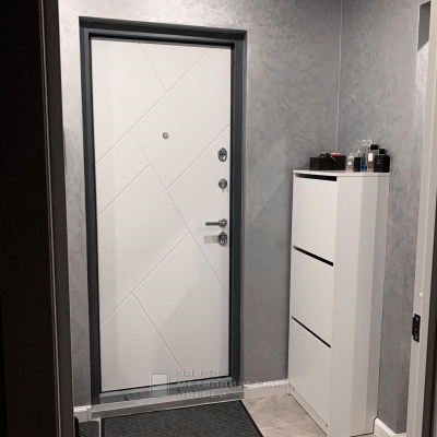 Белая входная дверь с МДФ накладкой в квартиру №11