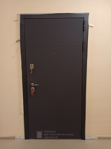 Тёмная входная дверь с плёнкой ПВХ в квартиру толщиной 80 мм №35